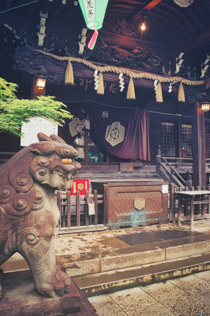 文京区にある白山神社の社殿と金色の目をした狛犬