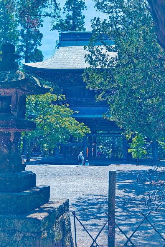 円覚寺の仏殿から見た山門