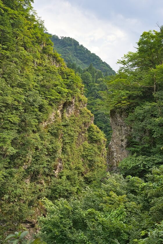 新潟県十日町市にある清津峡渓谷トンネル内から見える渓谷