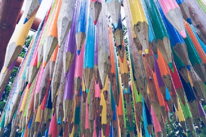 大地の芸術祭のまつだいエリアにある色とりどりの鉛筆が並んでいる、リバース・シティーという作品